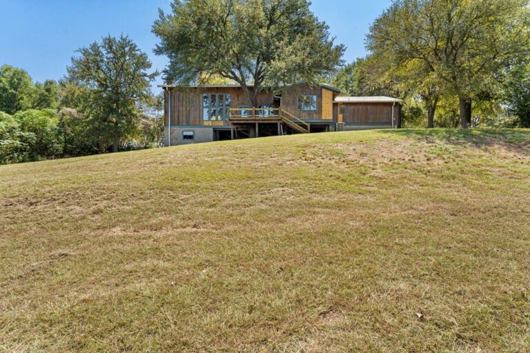 32 - Back Yard (Picture 03)