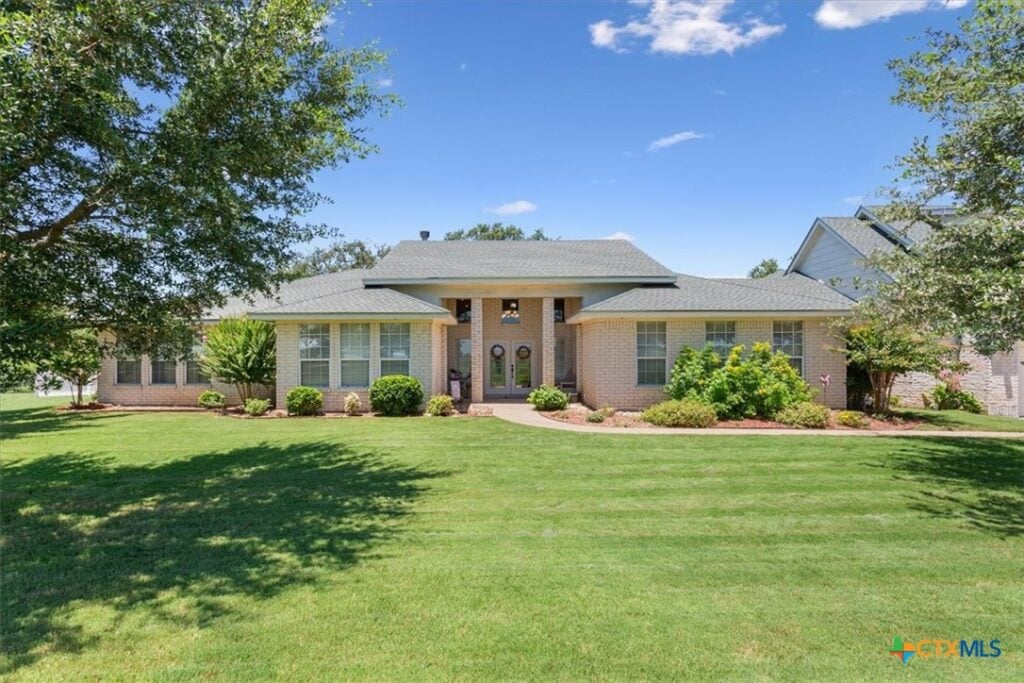 Welcome to your private Texas retreat! This impressive 7.21-acre horse property offers the perfect blend of natural beauty, upscale amenities, and room to roam
