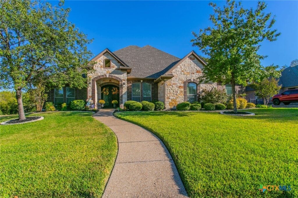 Beautiful Stillwater Custom Home, 4 bedrooms 3 and half baths featuring 2 living and 2 dining areas.
Located in Wildflower Country Club backing up to Pepper Creek Branch and the fairways for amazing views
